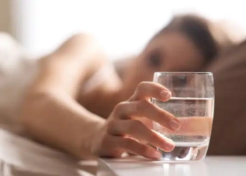 Bisakah Minum Air yang Mengendap Semalaman Membuatmu Sakit? Ini Jawaban Ahli 