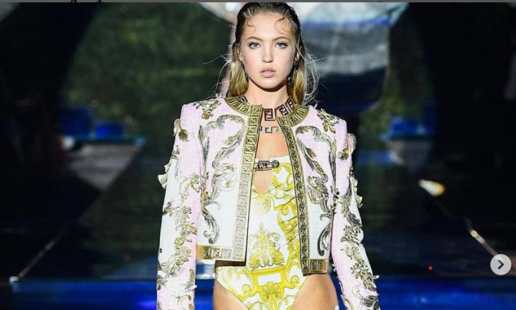Putri Model Kate Moss, Lila, Tampil Memukau di Sampul Vogue Pertamanya