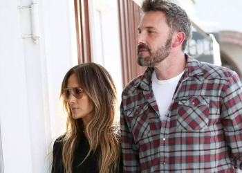 Ben Affleck dan Jennifer Lopez Gandengan Tangan Saat Makan Siang di Los Angeles