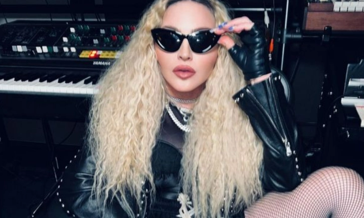 Madonna, Unggah Foto Seksi dengan Stoking Jala Hitam, Penggemar: Rekam Album Baru Pleasee 
