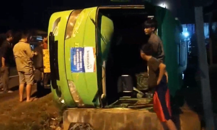 Bus Membawa Rombongan Umrah Terguling