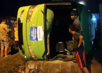 Bus Membawa Rombongan Umrah Terguling