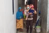 Bhabinkamtibas Srengseng Bopong Warga Penyandang Disabilitas Demi Peroleh Vaksinasi
