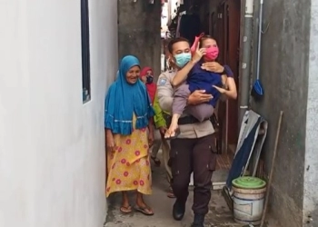 Bhabinkamtibas Srengseng Bopong Warga Penyandang Disabilitas Demi Peroleh Vaksinasi