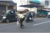 Menolong Kucing, Anggota Satlantas Polres Tasikmalaya Nyaris Tertabrak Mobil 