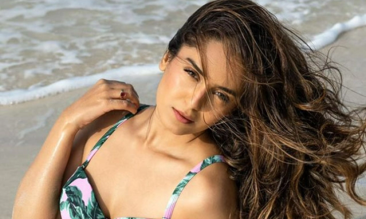 Srishty Rode Pamer Lekuk Tubuhnya yang Seksi 