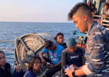 TNI AL Evakuasi 10 Awak Kapal yang Terbakar di Teluk Jakarta