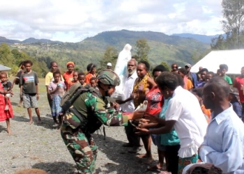 Satgas Yonif Para Raider 328 Kostrad Berikan Patung Bunda Maria ke Masyarakat Intan Jaya 