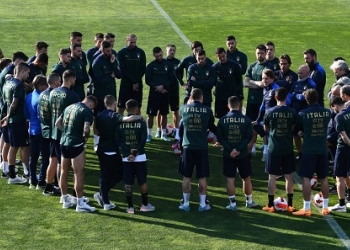 Roberto Mancini Bertahan Bersama Gli Azzurri
