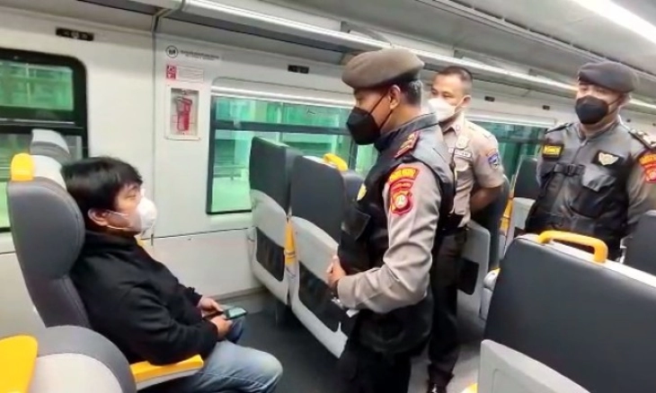 Polisi Modern: Ada Polisi Berseragam Patroli di Kereta Bandara Soekarno-Hatta