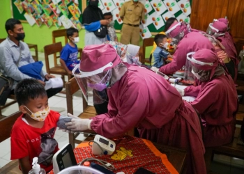 Vaksinasi Anak Usia 6-11 Tahun Penting karena Anak-anak Harus Jalani PTM
