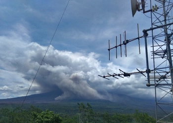 Kolom Abu Setinggi 200 Meter Teramati di Atas Puncak Semeru