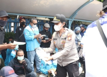 Polwan Bagi-bagi Masker saat Demo Buruh di Kemnaker dan BPJS Ketenagakerjaan