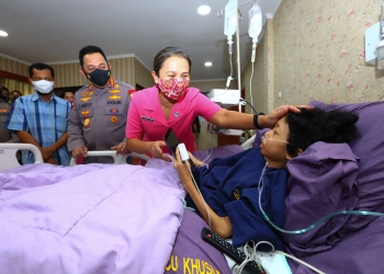 Kapolri dan Istri Jenguk Sinta Aulia Anak Penderita Tumor Kaki