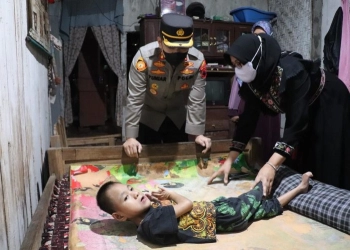 Polres Kendal Serahkan Bantuan Kepada Penderita Retradasi Mental