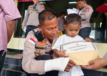 Pemberian Piagam Penghargaan untuk Warga Merauke yang Lahir 1 Juli