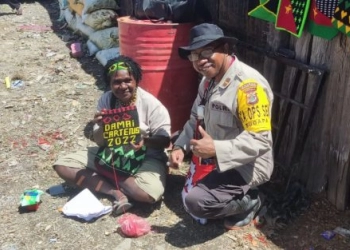Dukung Kearifan Budaya Lokal, Binmas Noken Intan Jaya Motivasi Para Perajin Tas Noken