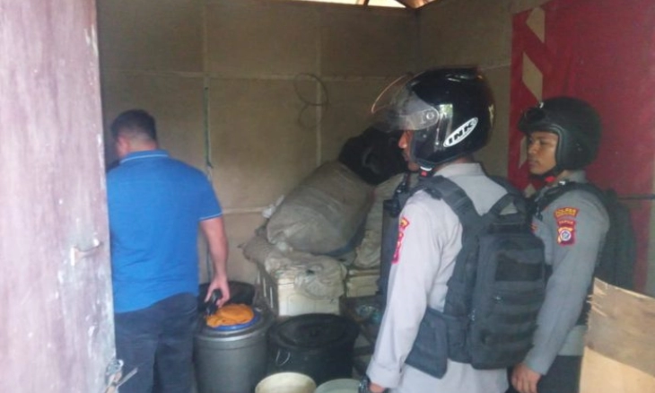 Penggerebekan Pabrik Miras Lokal Ilegal Jenis Sopi di Kota Merauke