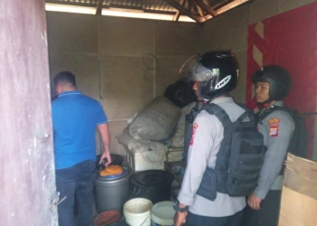 Penggerebekan Pabrik Miras Lokal Ilegal Jenis Sopi di Kota Merauke