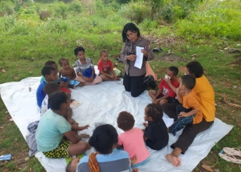 Polwan Jayapura Belajar Bersama Anak-anak di Bulan Kemerdekaan