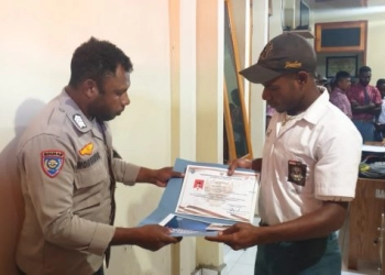 Polres Tolikara Serahkan Sertifikat Paskibraka kepada Siswa SMA