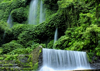 Pemandangan Super Menawan di Air Terjun Kelambu 