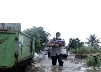 Kapolres Singkawang Evakuasi Bayi Usia 6 Hari yang Terjebak Banjir