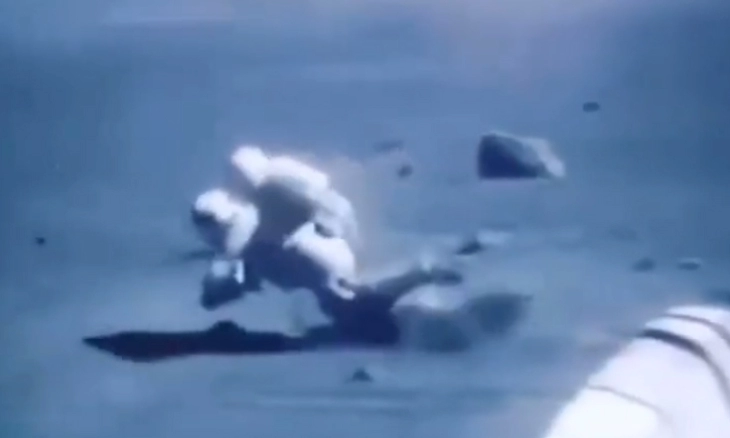 Astronot Terjatuh saat Berjalan di Bulan, Netizen: 