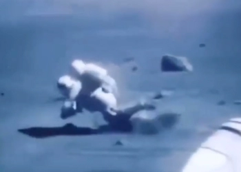 Astronot Terjatuh saat Berjalan di Bulan, Netizen: 