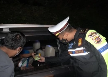 Aksi Polisi Bagikan Makanan dan Minuman ke Pengendara Terjebak yang Macet Puncak