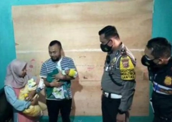 Keluarga Bayi Kembar Tiga Mendapat  Bantuan dari Kepolisian
