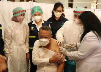 Wali Kota Tangsel Terima Suntik Vaksinasi Booster Pertama