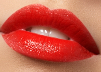Bibir Merah Merona Alami
