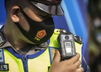 Satlantas Polrestabes Surabaya Pantau Jalan Raya Gunakan Bodycam