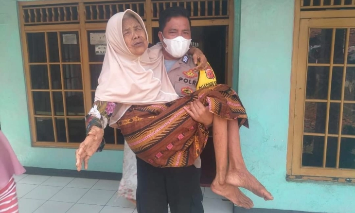 Anggota Polri Bopong Lansia yang Ingin Divaksin