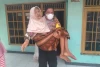 Anggota Polri Bopong Lansia yang Ingin Divaksin