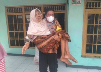 Anggota Polri Bopong Lansia yang Ingin Divaksin