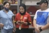 Ibu-ibu Muda Pakai Mercy Ketahuan Mencuri Coklat, Begini Nasib Mbak Alfamart-nya