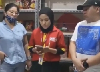 Ibu-ibu Muda Pakai Mercy Ketahuan Mencuri Coklat, Begini Nasib Mbak Alfamart-nya