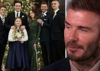 Ucapkan Selamat Natal dan Pamer Foto Keluarga, David Beckham Berdiri Jinjit 