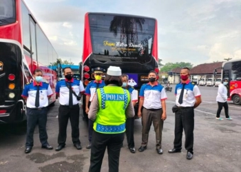 Polresta Denpasar Edukasi Kamseltibcarlantas Para Sopir Bus