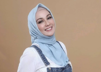 Dina Lorenza Tuangkan Perasaan Cintanya Lewat Puisi, Untuk Siapa?
