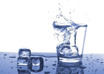 5 Efek Samping Minum Air Dingin (ES)