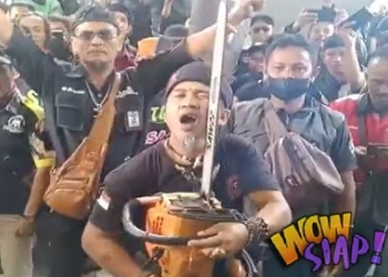 Parade Foto Aksi Protes Pernyataan Arteria Dahlan, Masyarakat Tasikmalaya Gergaji Lidah 