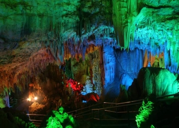 Keindahan Stalagmit dan Stalaktit Goa Gong Pacitan yang Mendunia