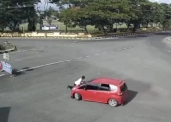 Polisi Polda Sulsel Hadang Pengemudi Lansia yang Rampas Mobil Mengalami Patah Tulang
