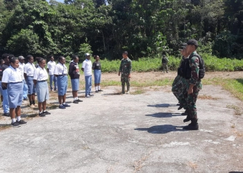 Satgas Pamtas RI-PNG Yonif 126/KC Ajarkan PBB kepada Siswa SMA N 3 Distrik Waris