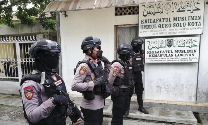 Penurunan Plang dan Spanduk Khilafatul Muslimin di Sukoharjo