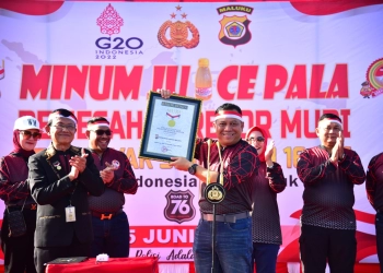 Polda Maluku Pecahkan Rekor Dunia MURI Minum Jus Pala Terbanyak