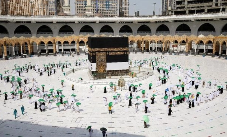Penghalang Ka'bah Dicopot, Jemaah Umrah Bisa Cium Hajar Aswad